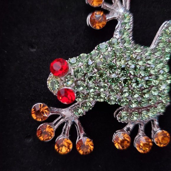 Tree Frog Crystal Brooch - Picture 5 of 5